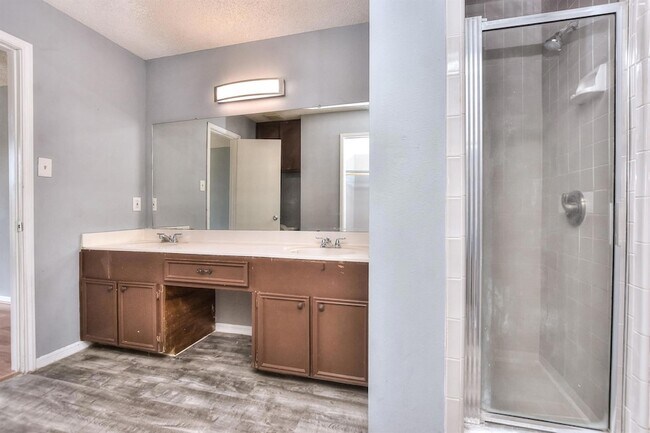 Building Photo - 1202 Southwalk St