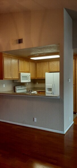 Building Photo - 427 W Laurel Dr