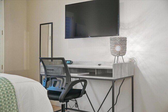 Building Photo - 1909 E Coral Tree Dr