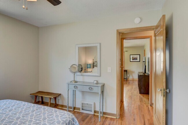 Building Photo - 2 Bedroom in Aksarben