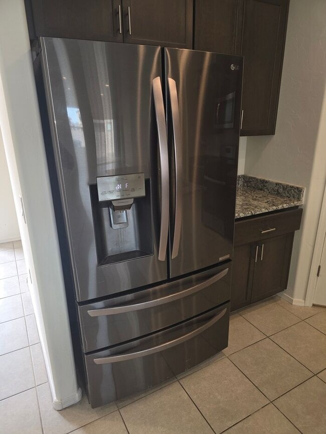 Building Photo - Freshly updated 3 bedroom/ 2 bath Home