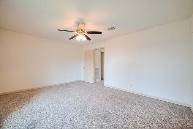 Building Photo - 982 W Donovan St