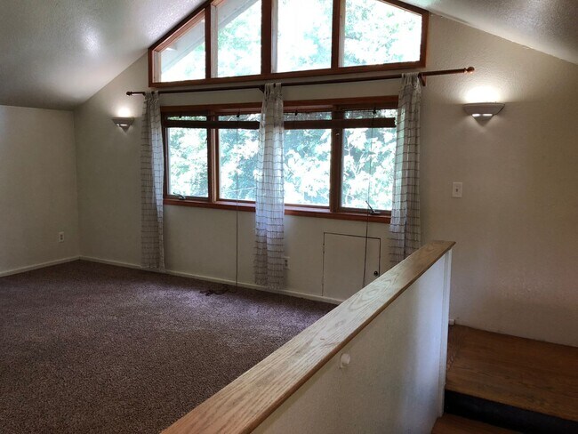 Building Photo - *RESERVE FOR SUMMER 2026* 5 Bedroom 3 Bath Chico Charmer