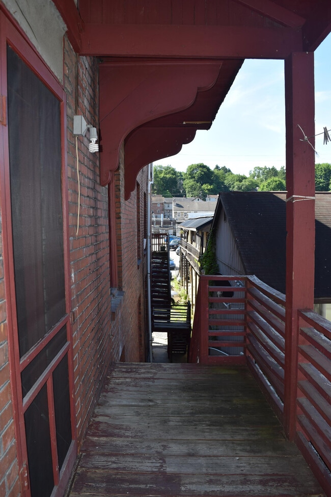 Building Photo - 136 W High St