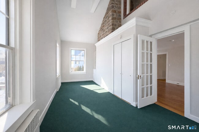 Building Photo - 40 Orchard Pl