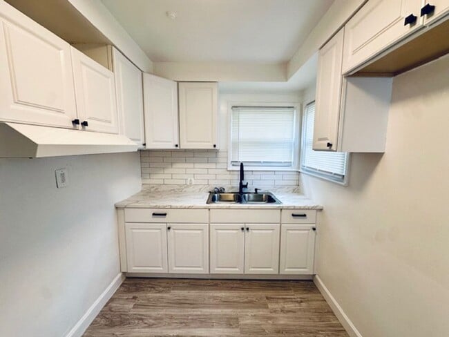 Building Photo - 3 Bedroom 1 Bath Welcome Section 8