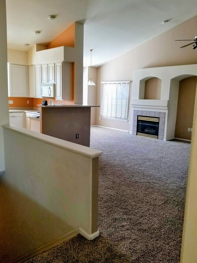 Building Photo - 2 bedroom Ranch townhome backing to Thornc...