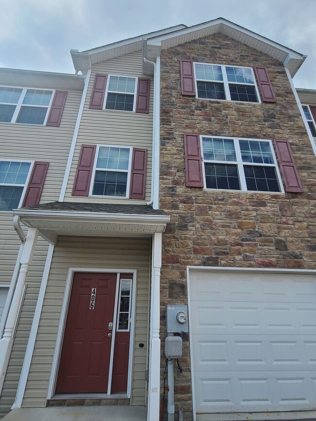 Primary Photo - 3 Bedroom Townhome for Rent in Waynesboro