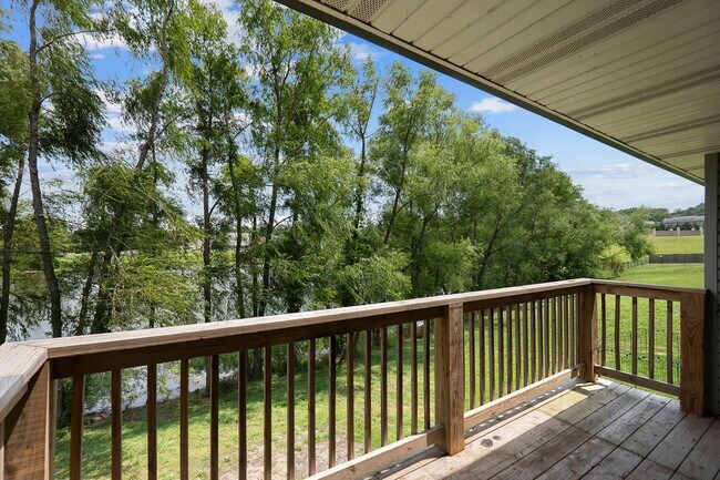 Building Photo - 424/426 E. Deerwood Dr