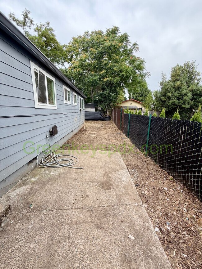 Building Photo - Wonderful 3-bedroom 2 Bath House in SE Portland!