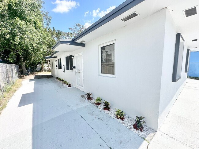 Building Photo - Freshly remodelled 2bed/1bath in a duplex close to Wynwood: for rent now @ $ 2,100.00!