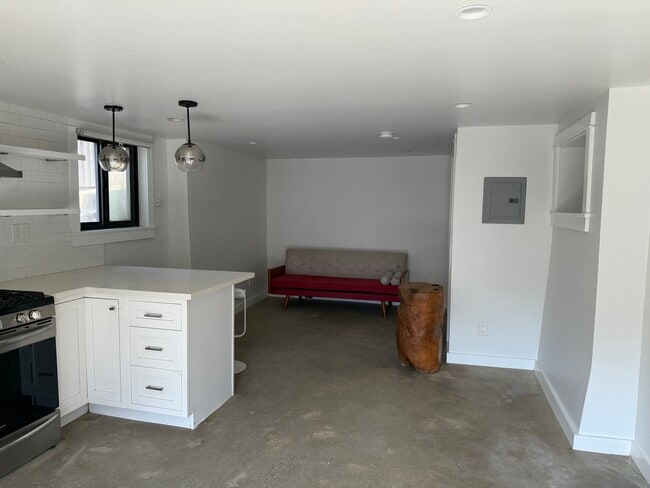 Building Photo - 1225 Stringer Ave