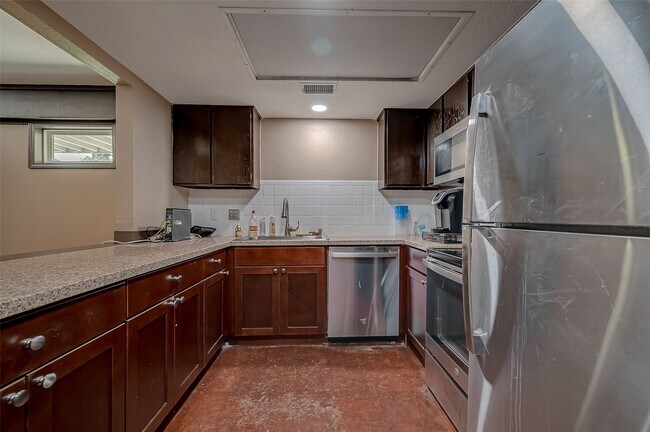 Building Photo - 12042 Mighty Oak Dr