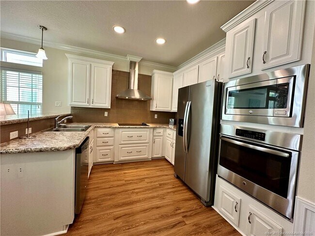 Building Photo - 437 NE Intercoastal Dr