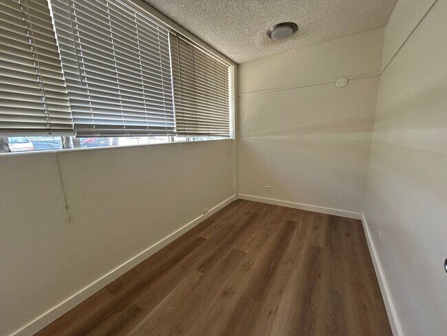 Building Photo - Prime Office Space for Rent in the Kaimuki...