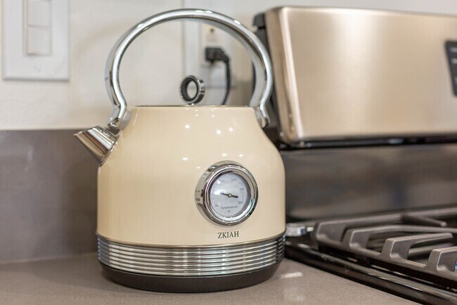 Building Photo - Newly Remodeled 5B4B. 2 mile from the Rose Parade!