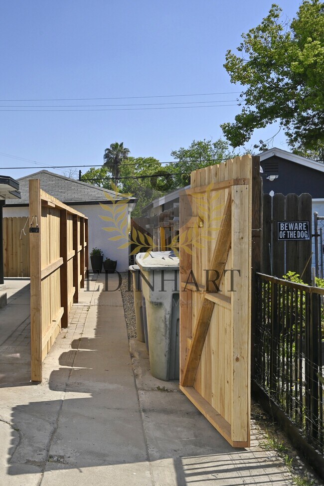 Building Photo - 1584 N Carruth Ave