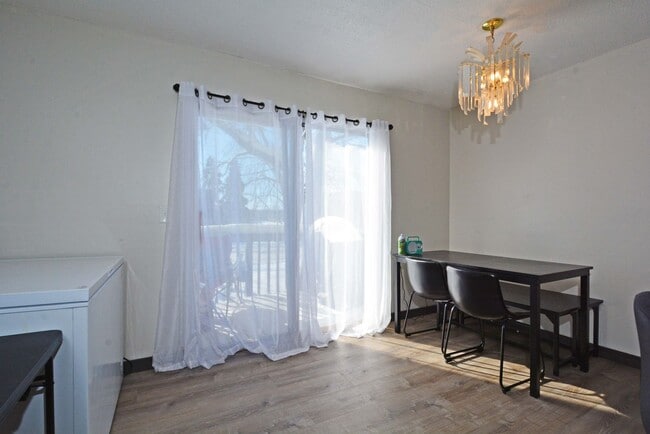 Building Photo - Beautiful 3-Bed 2-Bath Townhouse in Brooklyn Park!