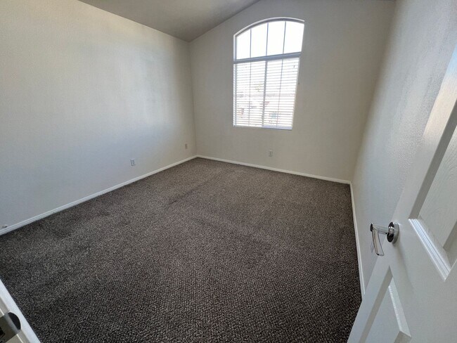 Building Photo - Don't Miss Out On This Beauty