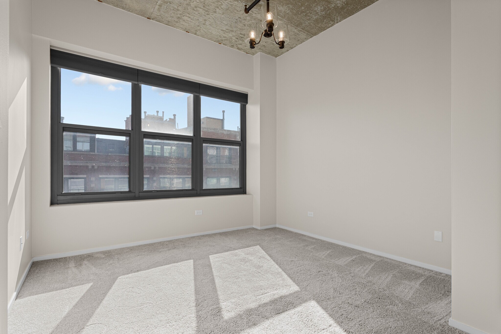 Building Photo - 933 W Van Buren St