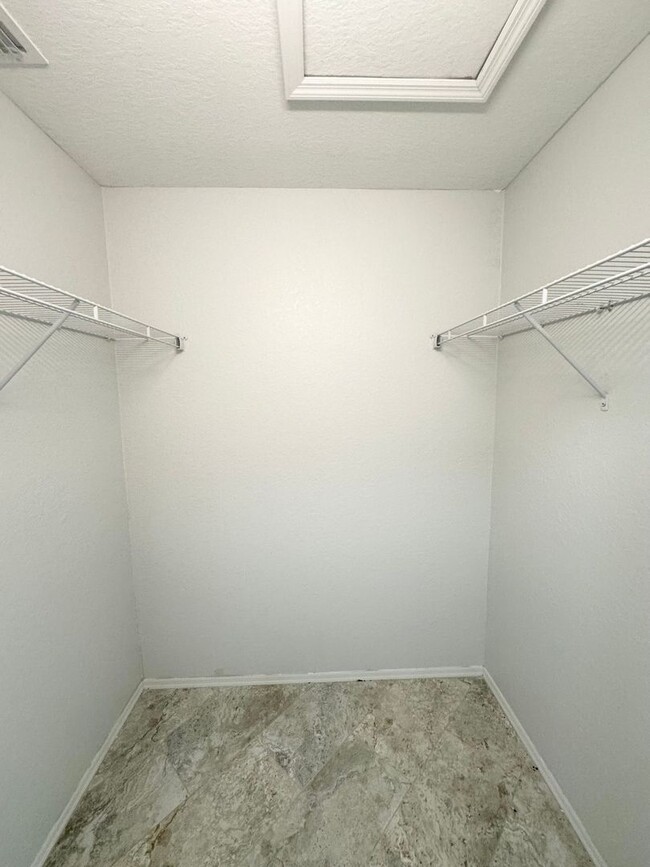 Building Photo - 4 Bedroom 2 Bath - Gated Community - Move ...