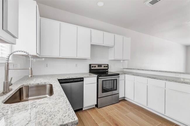 Building Photo - 10445 Wicklowe St