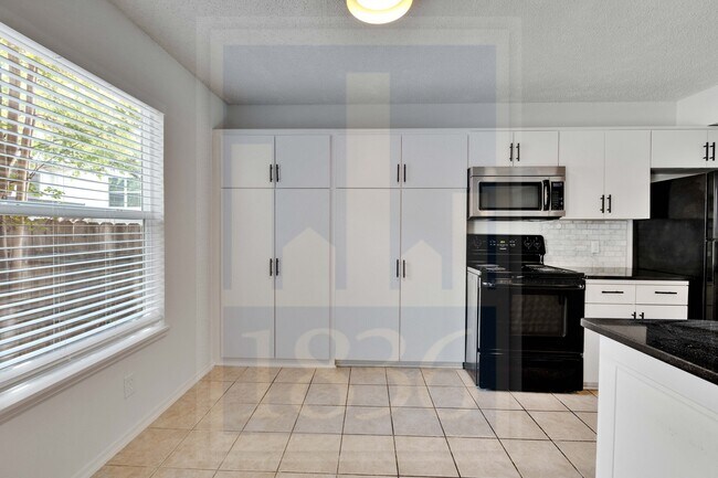 Building Photo - 907 E Oltorf St