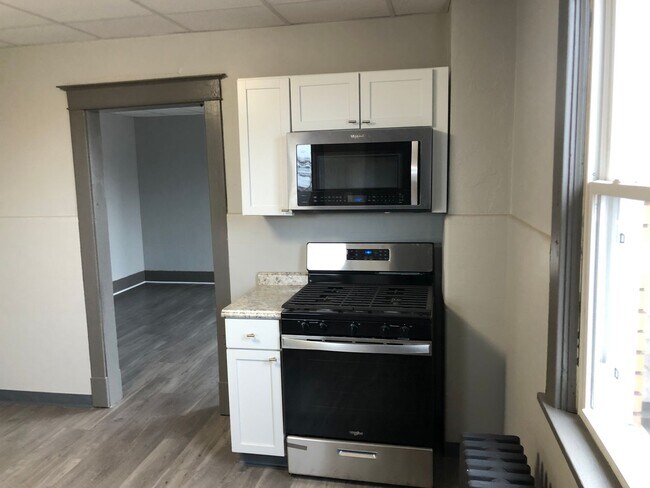 Building Photo - McKees Rocks / Sheraden / Windgap - 1 BR, 2nd floor Apartment - Section 8 Welcome!