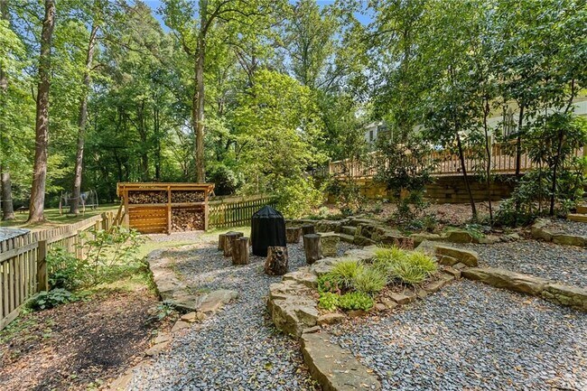 Building Photo - 486 Lakeshore Dr NE