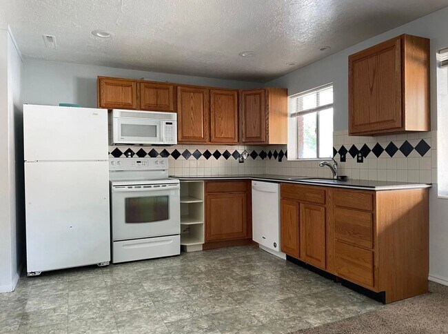 Building Photo - 1739 E. Paulista Way