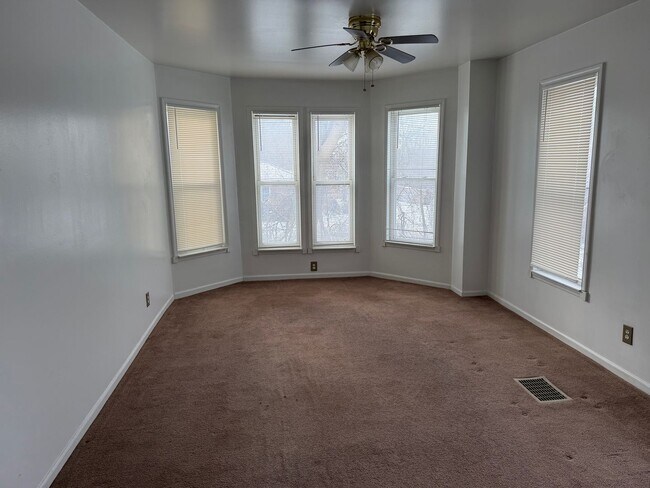 Building Photo - Hewitt,S.85