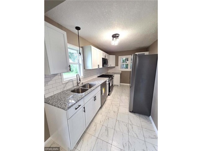 Building Photo - 3311 Interlachen Dr NE