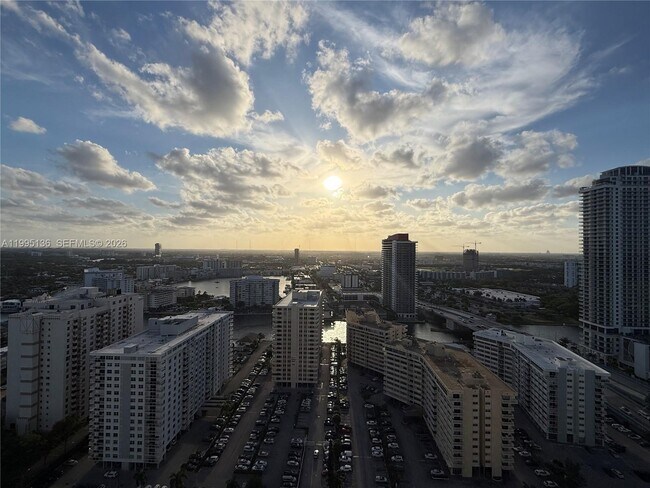 Building Photo - 1830 S Ocean Dr