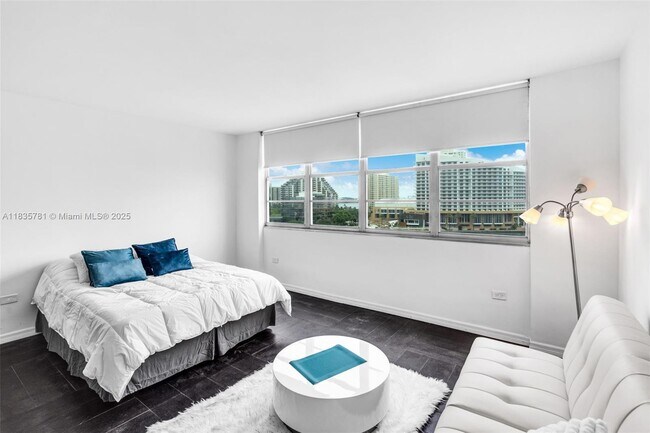 Building Photo - 801 Brickell Bay Dr