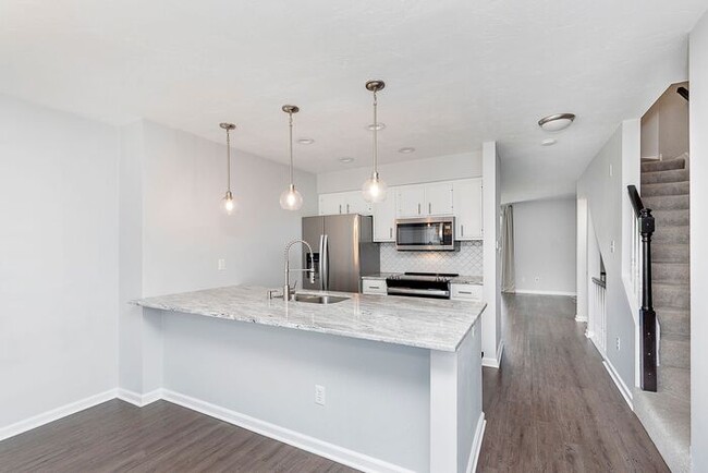 Building Photo - Spacious Updated 2 Bedroom Townhome in Bea...