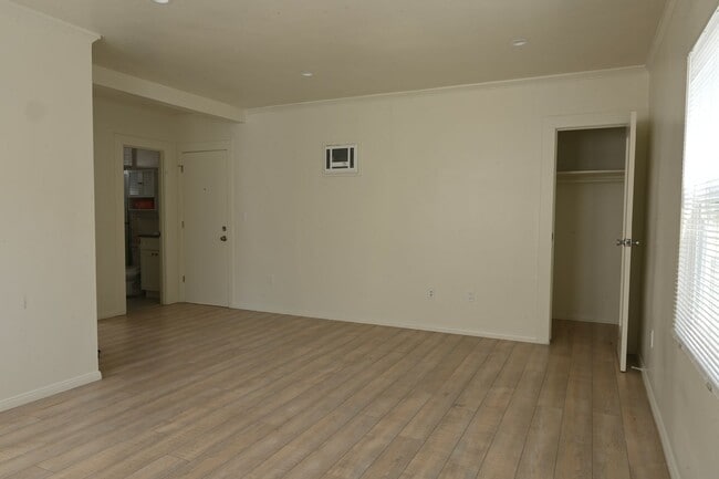 Building Photo - Highland (Crest)