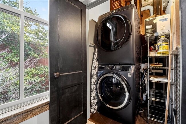 Building Photo - 1010 Allen Ave