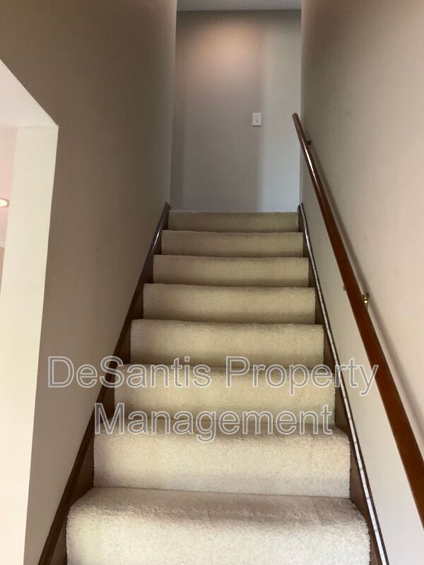 Building Photo - 471 Manordale Rd