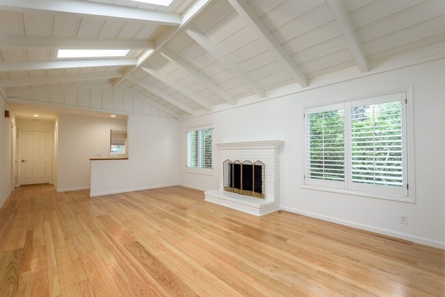 Building Photo - Los Altos 4bd/2.5bth Ranch Home on University Ave.