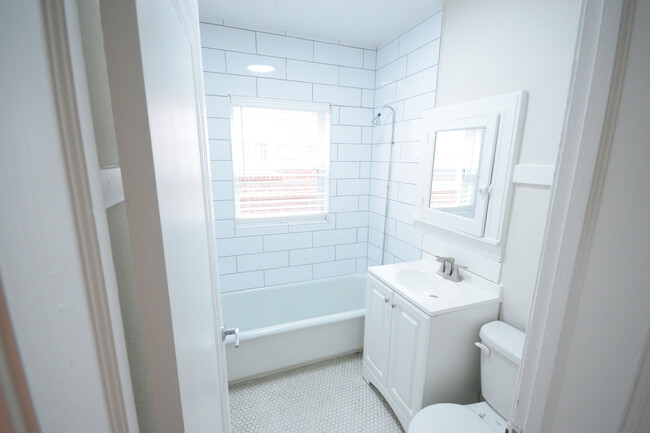 Building Photo - 720 W 38th St