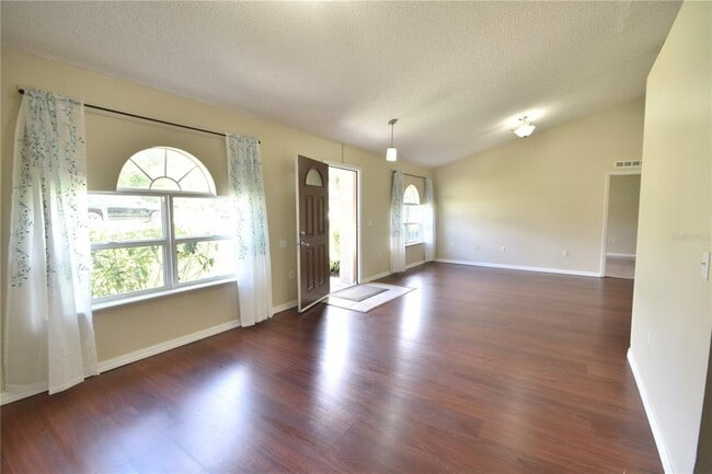 Building Photo - 1006 Fox Trail Ave