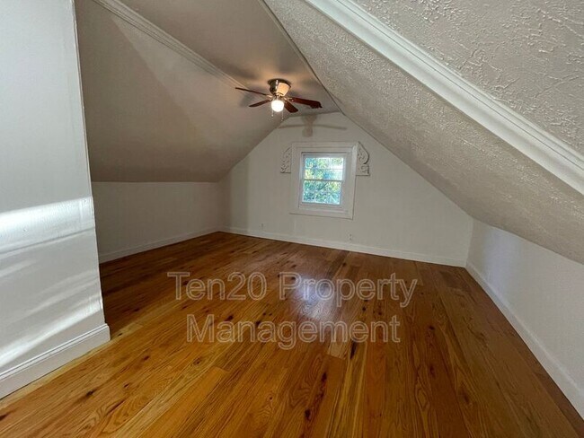 Building Photo - 811 3rd Ave