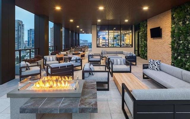 Building Photo - 2620 Maple Ave