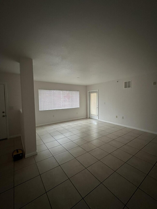 Building Photo - 161 SW Palm Dr