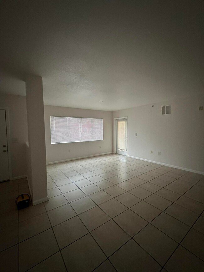 Building Photo - 161 SW Palm Dr