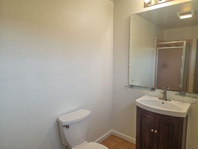 Building Photo - Charming Duplex Style 1 Bedroom 1 Bathroom Menlo Park Bungalow!