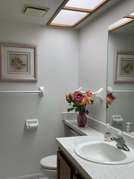 Building Photo - 202 Woodlake Wynde