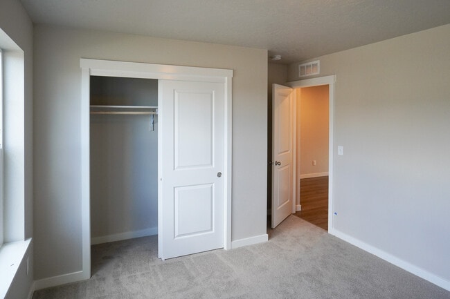 Building Photo - 2814 N Cherry Grove Way