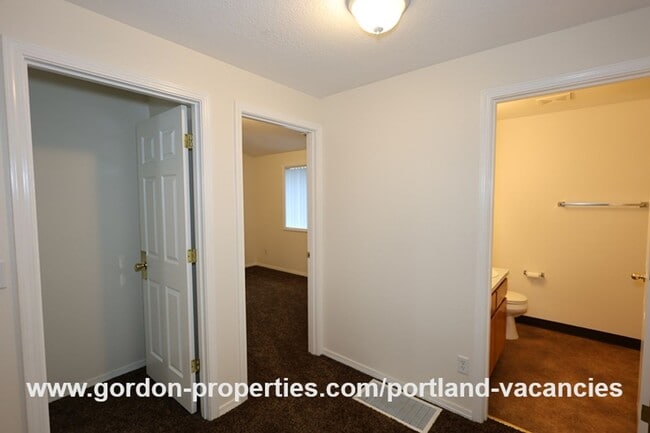 Building Photo - SE 73rd Ave - 3 bedroom townhouse in Mt Scott-Arleta neighborhood