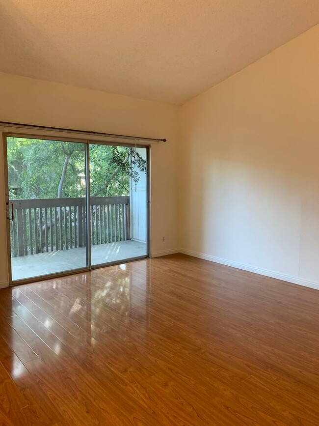 Building Photo - Bright, comfortable, and spacious one bedroom Condominium